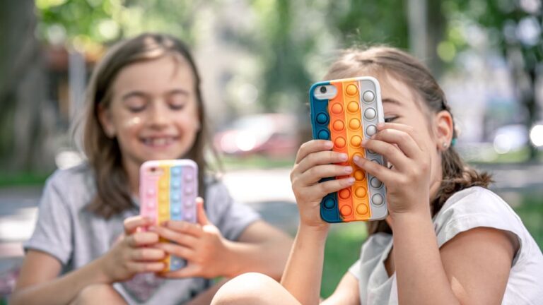 Pravo je vrijeme za prvi mobilni telefon: Vodič za roditelje i djecu